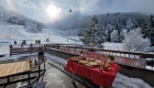 Een gedekte tafel bij het chalet van Chalet Beyond.